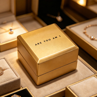 Boîte à bijoux carrée en bois OEM, finition peinture dorée, couvercle à charnière, miroir intégré, doublure en velours, logo personnalisé pour emballage cadeau de bague de mariage