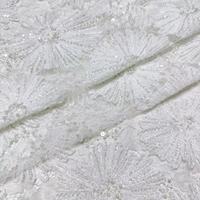 Tissu en dentelle brodée de perles et de sequins à motif floral blanc classique pour robes de mariée élégantes - Vente en gros de tissu en maille pour mariée, usine de Shaoxing