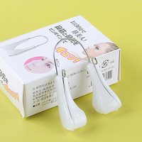 Appareil de remodelage nasal qui ajuste la courbe du nez pour affiner le profil latéral et créer un look nasal délicat