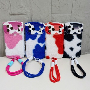 Nouvelle coque de téléphone en peluche imprimé vache 2026 avec oreilles d'ours et cordon assorti, coque souple antichoc pour <span class=keywords><strong>iPhone</strong></span> 15 16 17 - Product Image 1