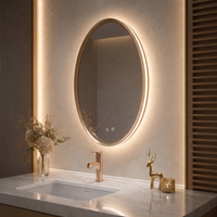 Miroir de salle de bain intelligent ovale haut de gamme avec LED et fonction anti-buée. Miroir de vanité moderne de luxe rétroéclairé avec capteur tactile et cadre doré.