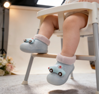 Chaussons-chaussettes tricotés pour bébé premiers pas, gris jaune doux, avec patch 3D voiture, bordure en peluche et semelle antidérapante en TPE souple, vente en gros