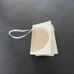 Tùy Chỉnh Thân Thiện Với Môi Giấy <span class=keywords><strong>Hangtag</strong></span> Cho Trang Phục Thương Hiệu Tư Nhân Logo Thẻ Cho Quần Áo Giày Đồ Chơi T-Shirts Mũ - Product Image 1