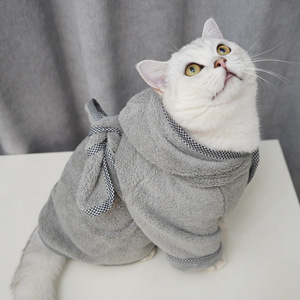 Peignoir à capuche en polaire corail pour animaux de compagnie, bleu clair et gris foncé, absorbant et chaud, pour chats et chiens, à porter en toutes saisons - Product Image 2