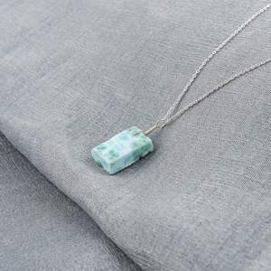 Collar con Colgante de Larimar Natural en Bruto Gemkora, Plata de Ley 925, 18 Pulgadas, Gema Curativa, para Mujer, Unisex, Uso Diario - Product Image 2