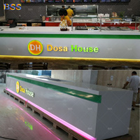 Comptoir de restauration rapide moderne sur mesure de 8 m de long en Corian avec logo LED pour restaurant et aire de restauration