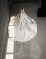 Robe de mariée de luxe en satin ivoire sans bretelles, style robe de bal, ornée de perles et de dentelle, avec voile en dentelle, taille personnalisée et fabrication OEM/ODM disponible