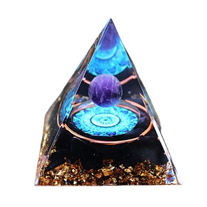 Ornement en résine époxy cristalline en forme de pyramide, cristal à œil bleu, gravure interne, décoration d'intérieur - Product Image 4
