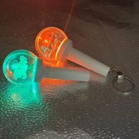 Vente en gros de lampes à main lumineuses en acrylique personnalisables et créatives, pendentifs, mini bâtons lumineux pour concerts, porte-clés