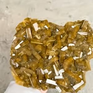 แร่บาริทสีเหลืองเข้มแบบเป็นมิตรต่อสิ่งแวดล้อม ขายส่ง คริสตัลธรรมชาติทรงหอคอย สำหรับการบำบัดด้วยพลังงานเฟิงสุ่ย-คริสตัลโฮลา - Product Image 2