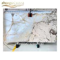 Marbre naturel aux tons doux et aux veines délicates. Surface polie et lisse, idéale pour la décoration murale et de table de luxe, personnalisable