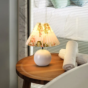 Phong cách Bắc Âu trang trí xếp li vải Đèn bàn phòng ngủ khách sạn đầu giường hiện đại LED gốm Đèn bàn - Product Image 5