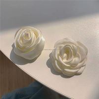 Accessoires capillaires en satin motif rose, multi-usages : pince à cheveux florale, broche, élastique à cheveux, barrettes à ressort pour mariages, fêtes et cadeaux.