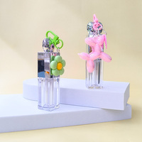 Vente en gros de flacons de brillant à lèvres carrés de 8 ml, tube transparent pour brillant à lèvres avec pendentif mignon et pinceau, emballage cosmétique, logo personnalisé