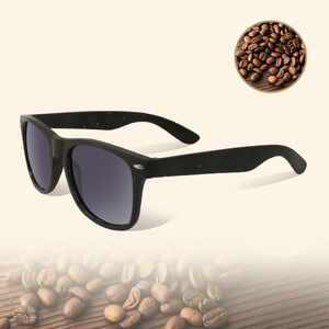 Lunettes de soleil carrées classiques anti-UV pour hommes, fabriquées à partir de déchets de café recyclés - Product Image 2