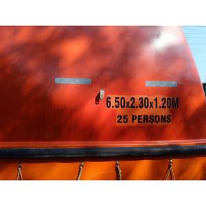 Bateau de sauvetage fermé d'occasion avec coque en FRP et accessoires en acier inoxydable, récemment remis à neuf avec une nouvelle sellerie et un équipement de sécurité. - Product Image 5