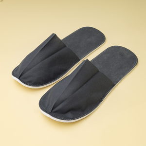 Pantoufles noires jetables non tissées personnalisables pour les hôtels Commodités d'hôtel en vente - Product Image 1