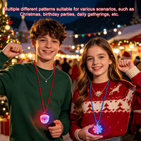 Werbegeschenke Weihnachten Rote LED-Perlenkette Santa Schneeflocken-Anhänger ABS UV-Druck Tragbares Geschenk für Partys & Feiertage