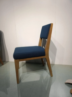 Chaise de salle à manger en bois massif de qualité contractuelle, assise en tissu bleu rembourrée, pour hôtel, restaurant et chambre d'hôtes GCON
