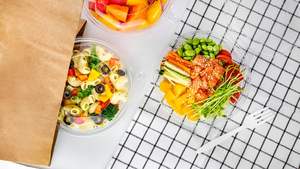 Récipients jetables pour aliments à emporter en plastique à charnière PET de 32oz empilables et recyclables pour les plats et salades de style familial - Product Image 1