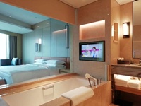 Téléviseur miroir étanche Hilton Standard 26 pouces avec audio stéréo intégré, idéal pour les hôtels et salles de bain de luxe contemporains