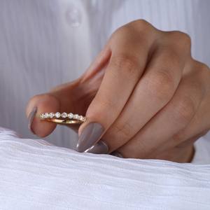 Bague d'anniversaire moderne sertie de moissanite pour femme, bijou minimaliste élégant en or jaune 14 carats, coupe ronde, alliance de mariage - Product Image 4