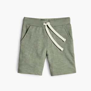 Shorts Bermuda décontractés en coton pour garçons avec cordon de serrage à la taille et poches latérales, en tissu tricoté vert uni, coupe mi-haute - Product Image 1