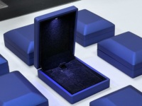 Boîte à bijoux LED bleue avec logo personnalisé pour l'emballage et la présentation de colliers de luxe