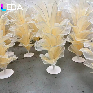 Fleur géante en organza faite à la main LEDA, grande fleur de sol en maille transparente pour décorations de mariage, allée, scène, événements et fêtes - Product Image 6
