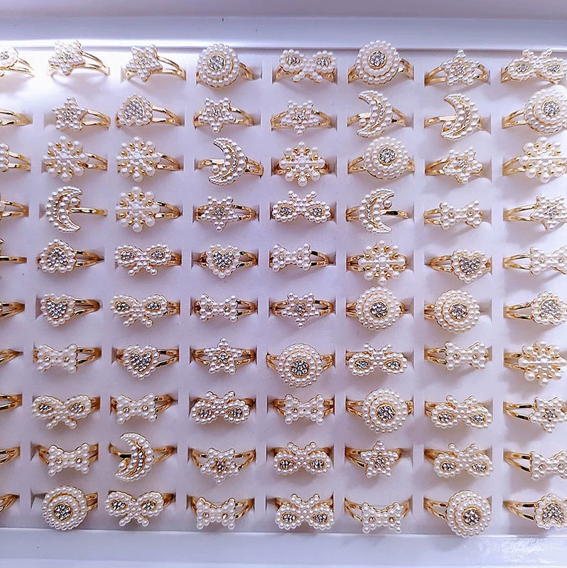 2023 venta al por mayor regalo barato niñas KC anillos de perlas de plástico chapado en oro accesorio para mujeres