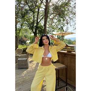 Ensemble décontracté jaune à carreaux avec col à capuche en tissu tricoté brodé pour l'été et l'automne – Un ensemble comprenant un haut, un short et un pantalon à nœud - Product Image 4