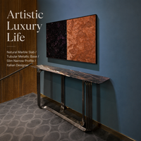 Console de luxe étroite et fine en marbre naturel de designer italien avec base en croix pour entrée, couloir, hall, villa, hôtel