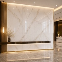 Panneau mural en marbre UV WYRAX 1220x2440mm 5mm Blanc Or Calacatta Haute Brillance Imperméable pour Hall d'Hôtel