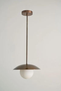 Suspension en laiton faite à la main de style Mid-Century Modern avec globe opale, luminaire de plafond vintage - Product Image 2