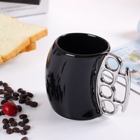 Tasse en forme de poings de boxeur - Tasse à café fantaisie en céramique noire et dorée pour l'autodéfense, Tasse unique en forme de poings de boxeur pour collectionneurs