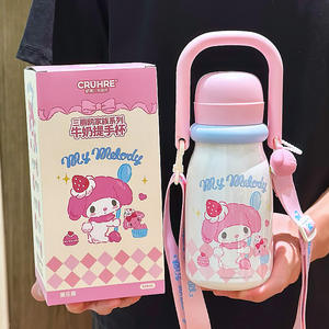 Botella de agua aislada Sanrio Cinnamoroll y Kuromi de 610 ml, reutilizable con correa para niños y estudiantes - Product Image 3