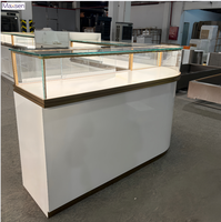 Vitrine de présentation de bijoux haut de gamme Maxsen Commercial Island, durable, personnalisable, avec coins arrondis en verre et éclairage LED pour magasin