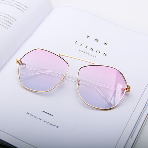 Lunettes de soleil irrégulières pour femmes Qian Ai, verres dégradés gris-jaune, monture dorée, protection UV400, style urbain tendance - Product Image 5