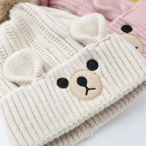 Bonnet chaud d'hiver Offre Spéciale avec pompon en fourrure petit ours imprimé acrylique tricoté chapeau écharpe ensemble pour enfants - Product Image 1