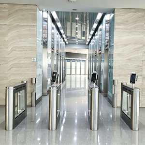 Porte battante piétonne avec reconnaissance faciale, carte RFID, code QR, contrôle d'accès, sécurité entièrement automatique, porte battante pour entrée de supermarché - Product Image 1