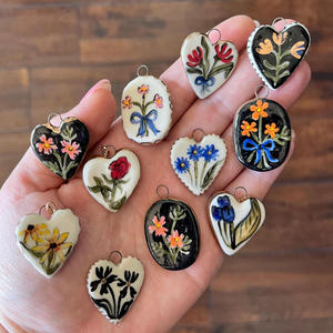 WEGOODZF <span class=keywords><strong>Pendentif</strong></span> Breloque pour Chaussures en Laiton Plaqué Or, Forme Cœur Fleur, avec Design Imprimé Coloré et Émail Peint à la Main, pour DIY - Product Image 2