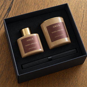 Coffret Cadeau Parfum d'Ambiance Boisé Chaleureux Aikun Taupe avec Bordure Dorée, Incluant Diffuseur à Bâtonnets Noirs et Bougie Parfumée pour l'Entrée en Maison - Product Image 2