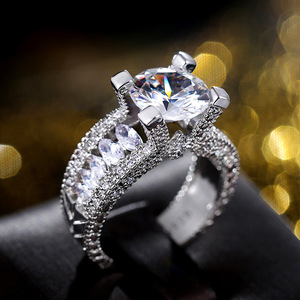Elegante Anello di Fidanzamento Classico Solitario per Donne, Gioiello in Ottone con Diamante Sintetico Scintillante, Idea Regalo - Product Image 4