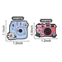 Broche en émail motif appareil photo vintage floral rose, ornement polyvalent en alliage pour sac, veste, sac à dos