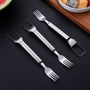 Cuchara de sandía de acero inoxidable de doble uso, utensilio de cocina manual para cortar y rebanar frutas, material metálico. - Product Image 2