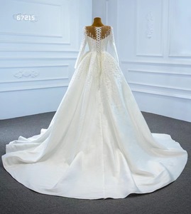 Vestido de Novia Sirena de Satén Color Marfil Moderno Feishiluo con Mangas Largas, Apliques Florales, Perlas y Cola Desmontable - Product Image 3