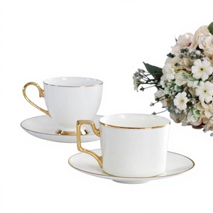 Ensemble de tasses à thé et soucoupes en porcelaine/céramique de luxe avec bordure dorée, écologique et compatible lave-vaisselle, pour des repas élégants et des événements spéciaux - Product Image 1