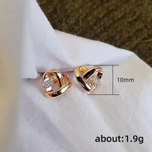 Orecchini a perno delicati a forma di cuore da donna, design a cuore cavo, accessori minimalisti per l'uso quotidiano - Product Image 6