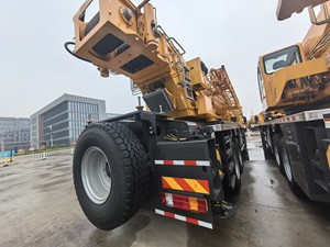 Grue de camion QY100K5C, capacité de levage de 100 tonnes, flèche en U à 5 sections, configuration à double moteur, grue hydraulique mobile prête à l'emploi - Product Image 3