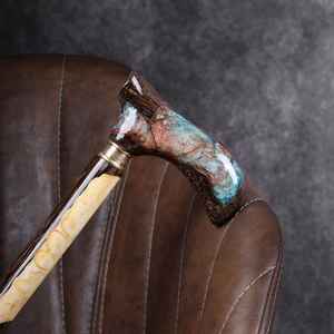 Bastón artesanal único con trabajo de resina que ofrece un diseño elegante y un rendimiento robusto - Product Image 1